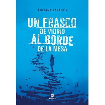 Un frasco de vidrio al...