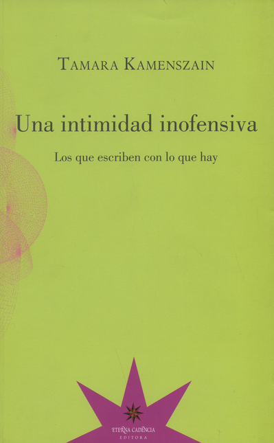 Portada de UNA INTIMIDAD INOFENSIVA LOS QUE ESCRIBEN CON LO QUE HAY